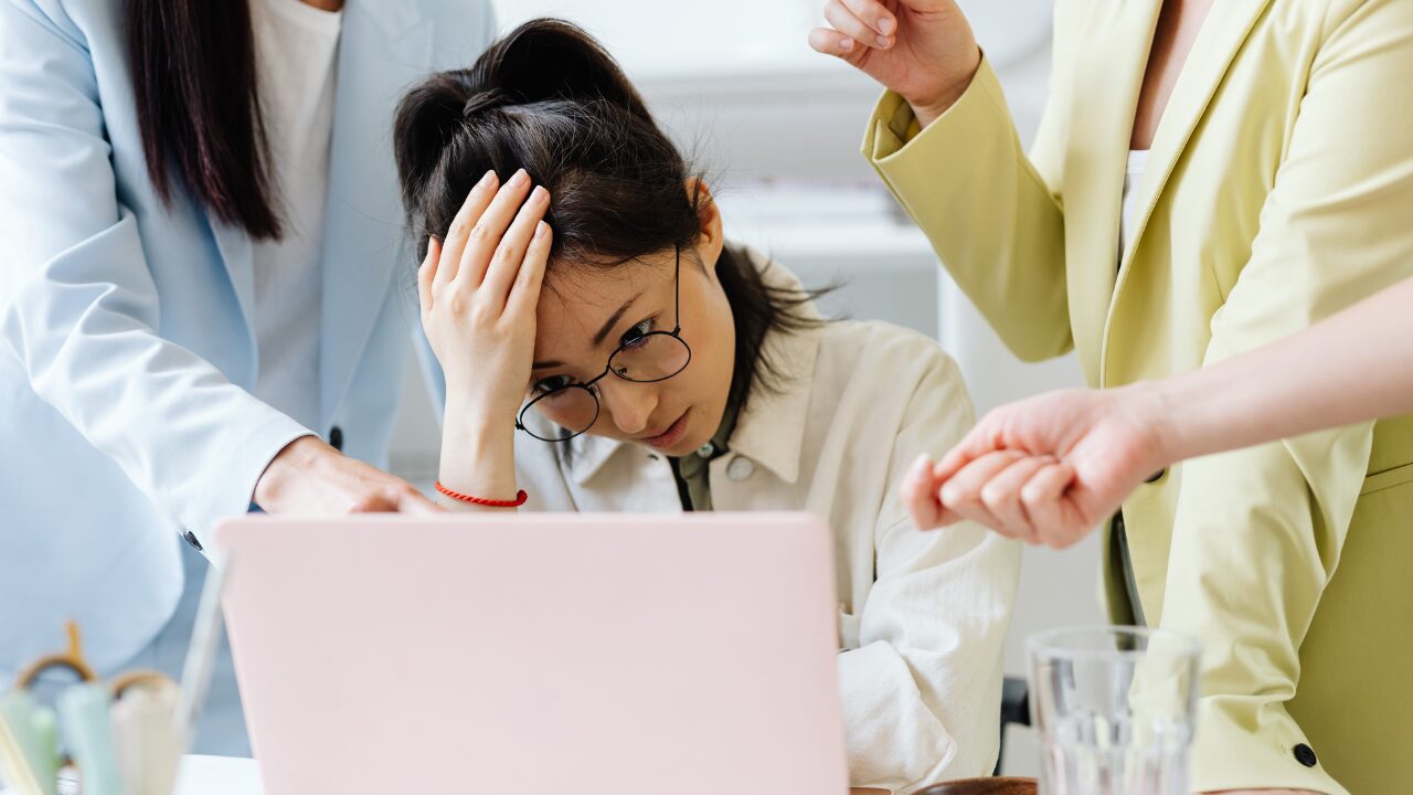 自作か、制作会社か。どちらが向いている？